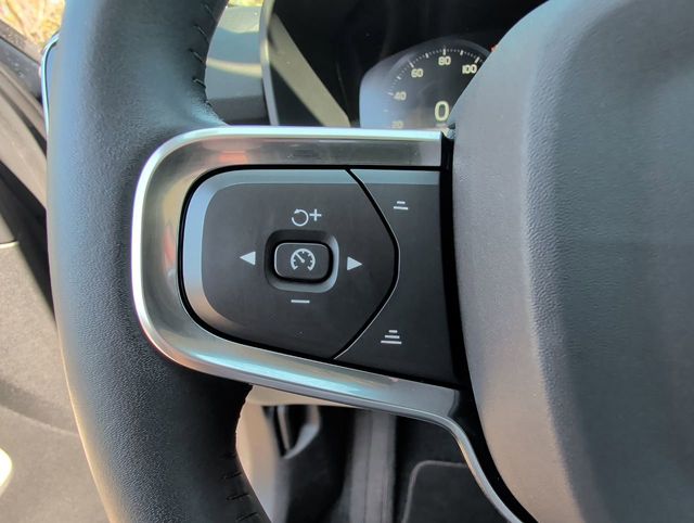 Thumbnail: 2021 Volvo XC40 - 27