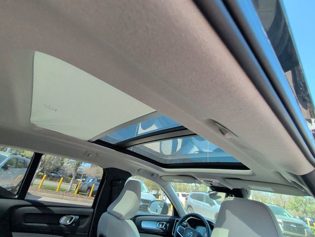 Thumbnail: 2021 Volvo XC40 - 25