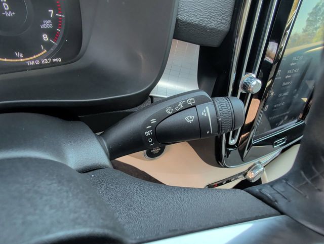 Thumbnail: 2021 Volvo XC40 - 29