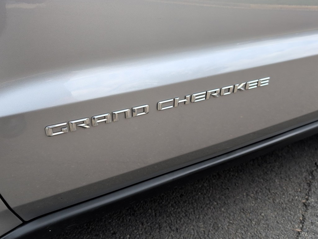 Thumbnail: 2015 Jeep Grand Cherokee - 24