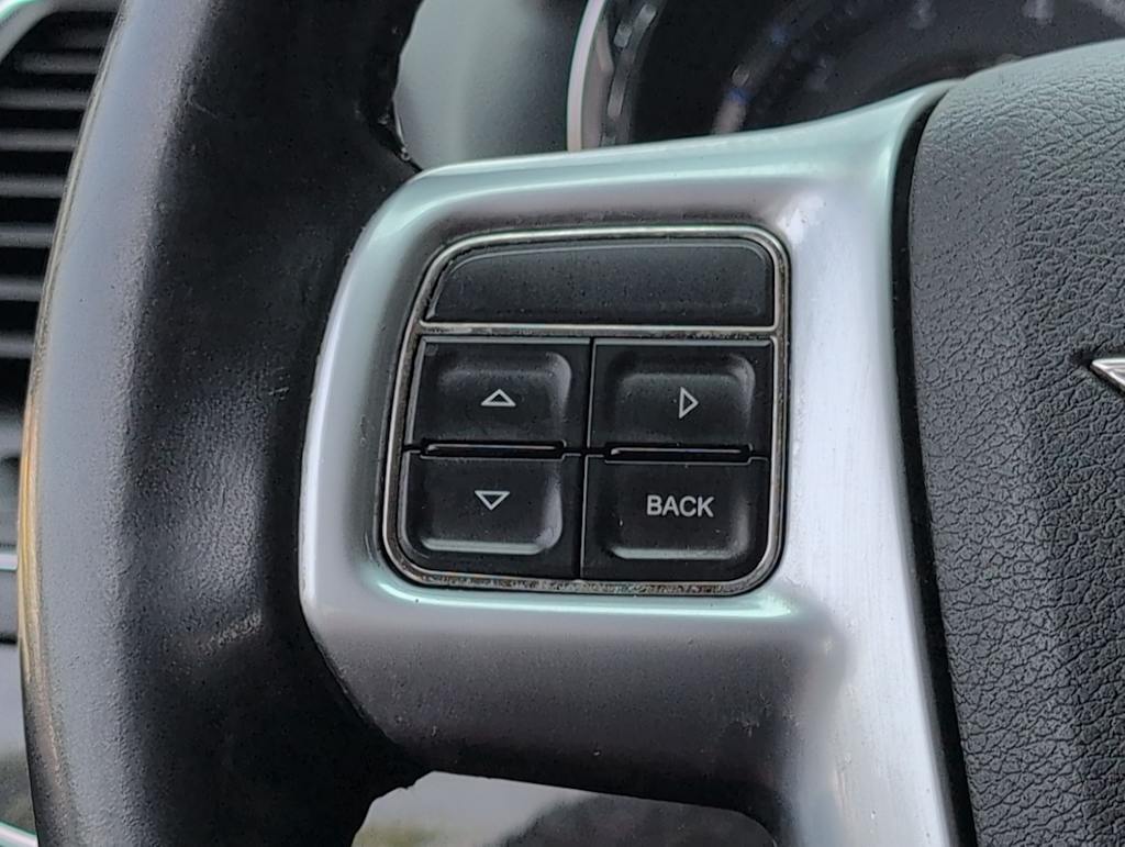 Thumbnail: 2011 Chrysler Town & Country - 25