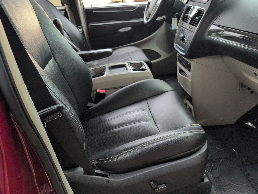 Thumbnail: 2011 Chrysler Town & Country - 11