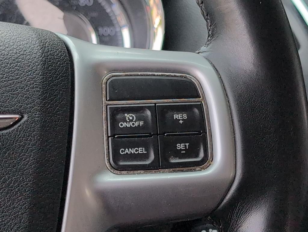 Thumbnail: 2011 Chrysler Town & Country - 26