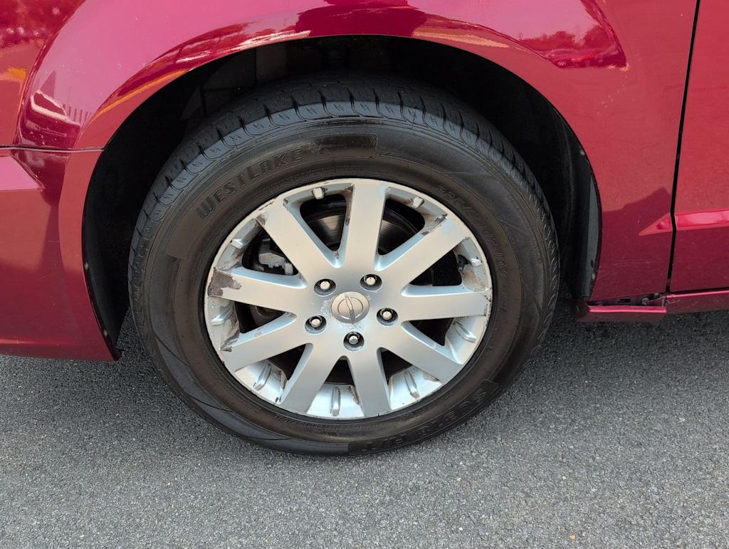 Thumbnail: 2011 Chrysler Town & Country - 8