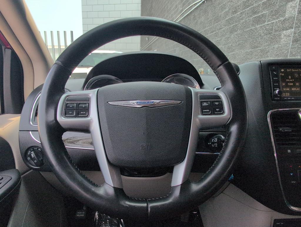 Thumbnail: 2011 Chrysler Town & Country - 12