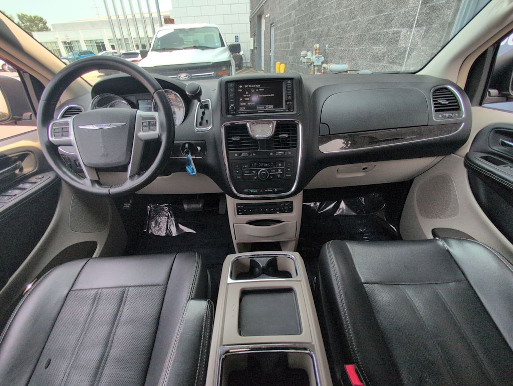 Thumbnail: 2011 Chrysler Town & Country - 9