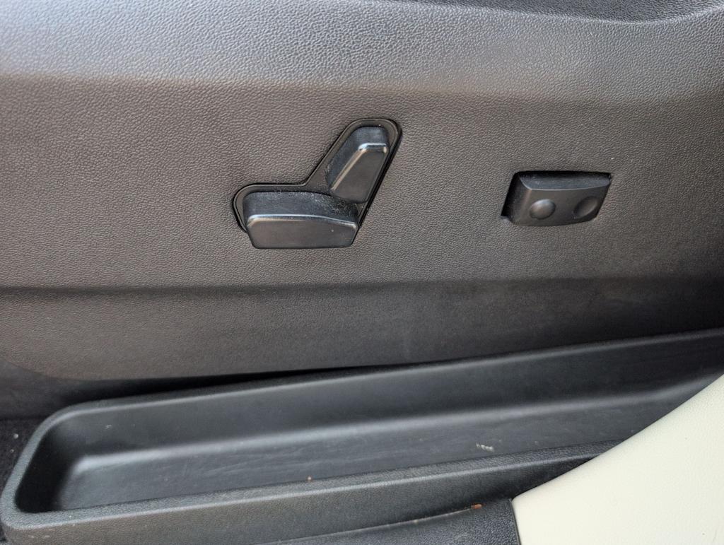 Thumbnail: 2011 Chrysler Town & Country - 24