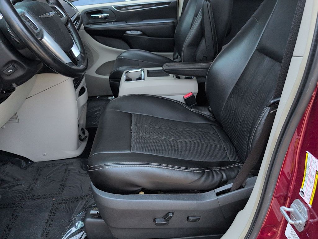 Thumbnail: 2011 Chrysler Town & Country - 10