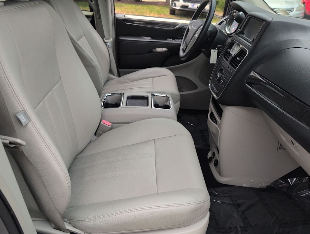 Thumbnail: 2015 Chrysler Town & Country - 11