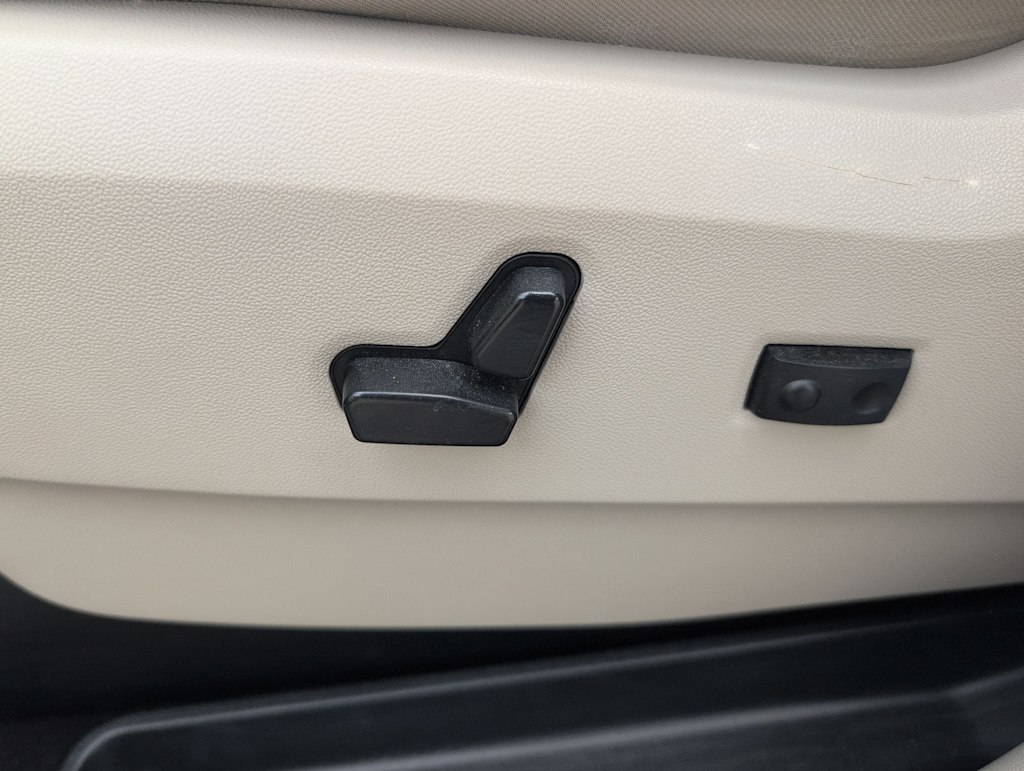 Thumbnail: 2015 Chrysler Town & Country - 24