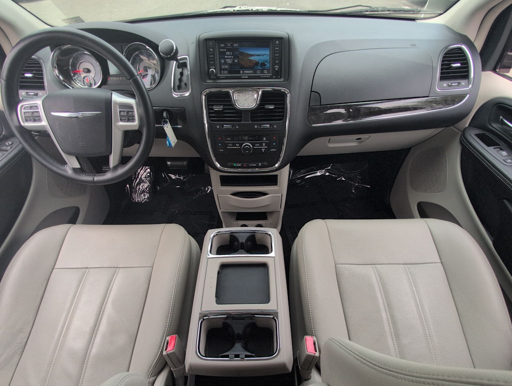 Thumbnail: 2015 Chrysler Town & Country - 9