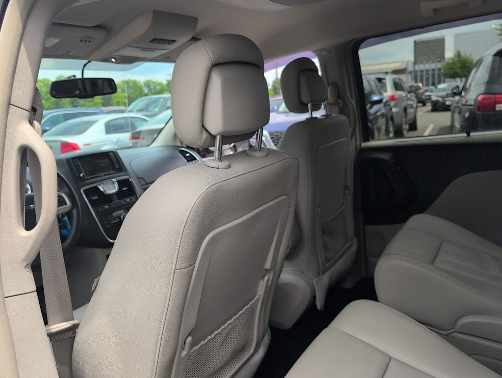 Thumbnail: 2015 Chrysler Town & Country - 12