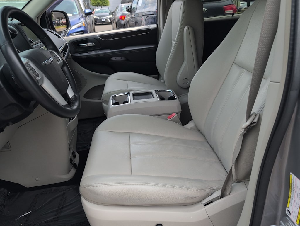 Thumbnail: 2015 Chrysler Town & Country - 10