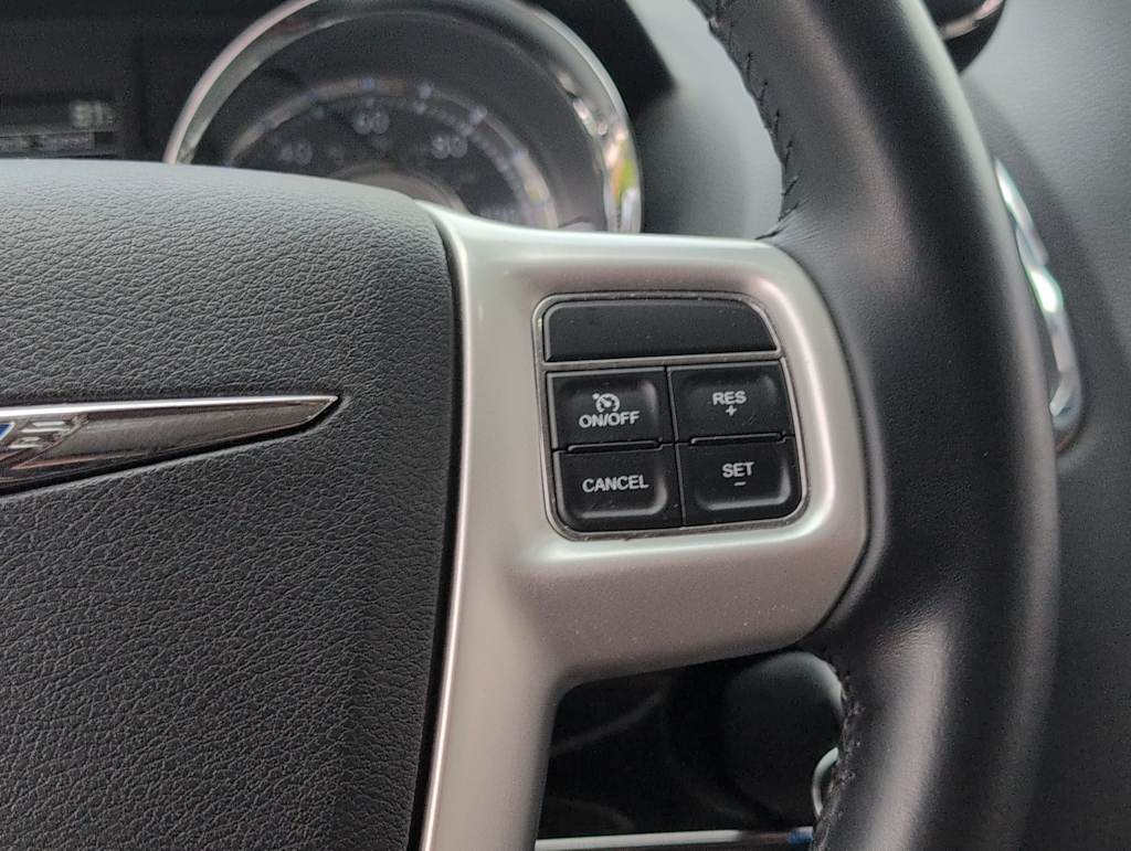 Thumbnail: 2015 Chrysler Town & Country - 28