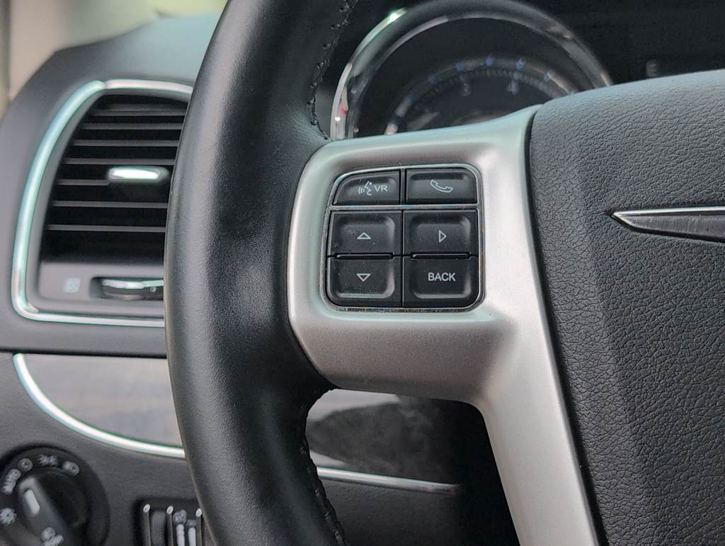 Thumbnail: 2015 Chrysler Town & Country - 27
