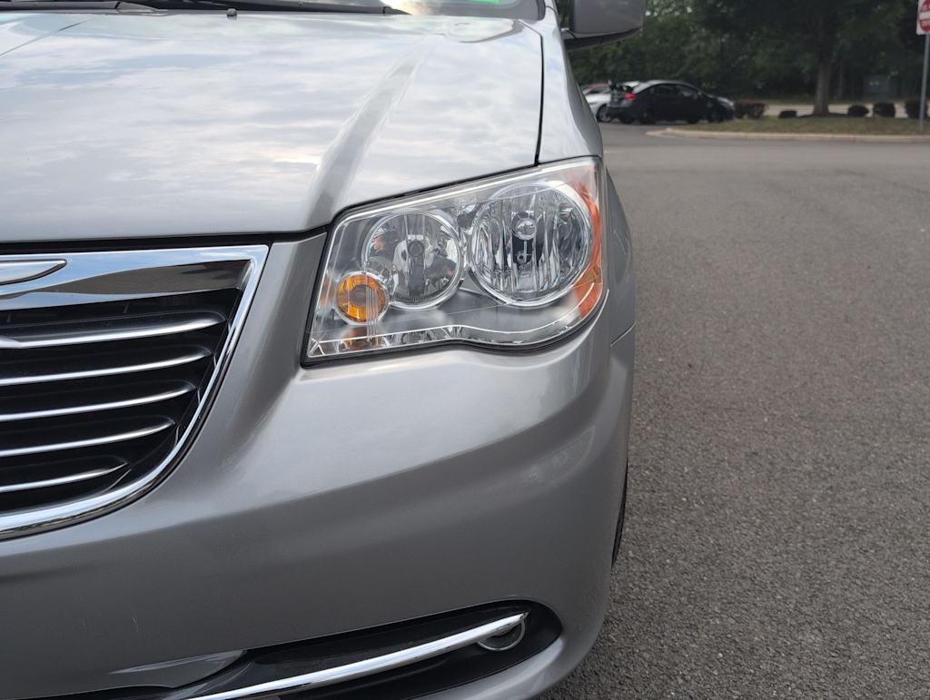Thumbnail: 2015 Chrysler Town & Country - 22