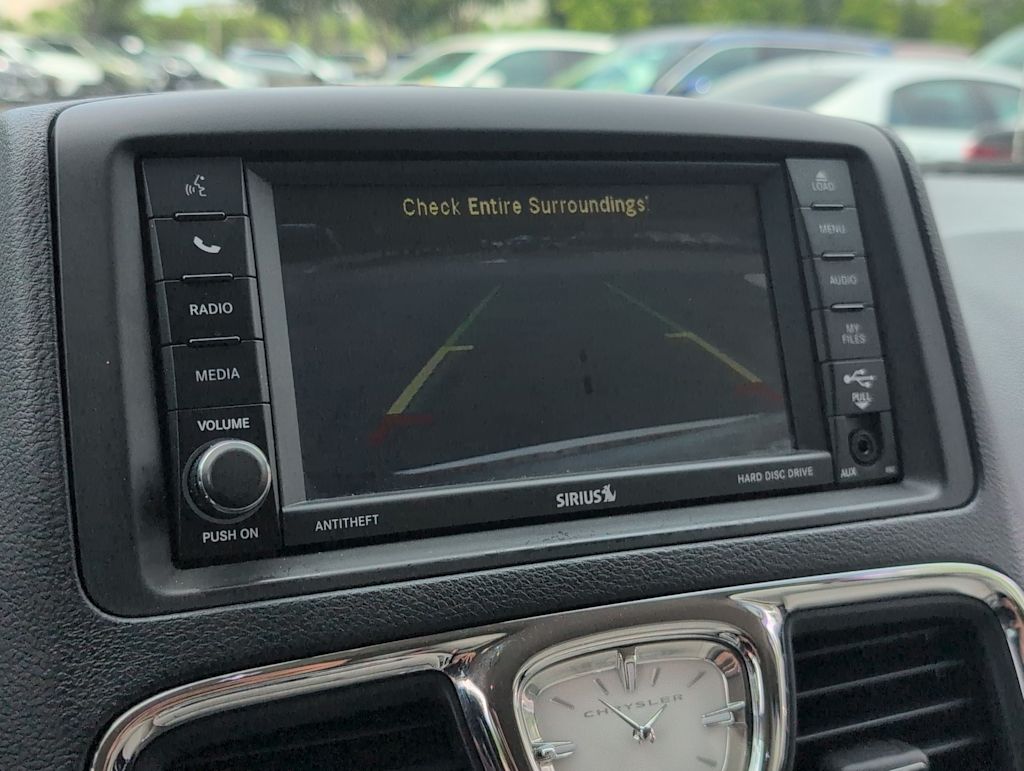 Thumbnail: 2015 Chrysler Town & Country - 30