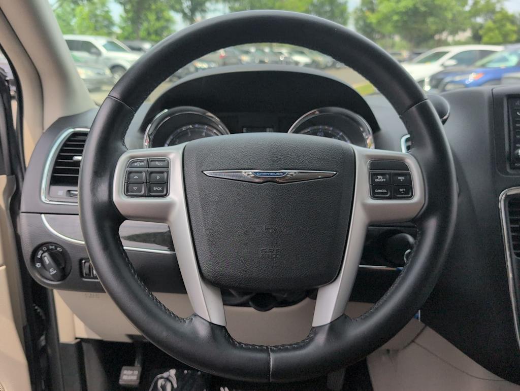 Thumbnail: 2015 Chrysler Town & Country - 13