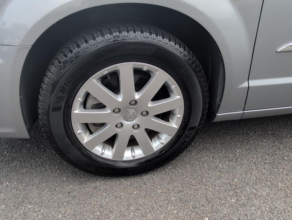 Thumbnail: 2015 Chrysler Town & Country - 8