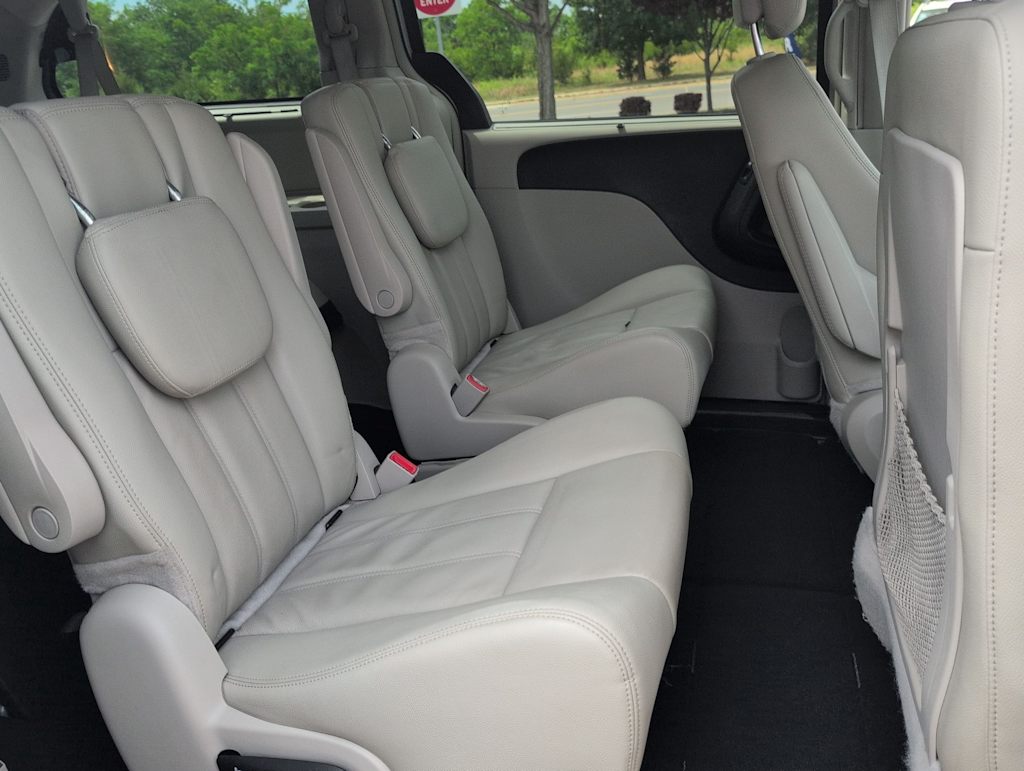Thumbnail: 2015 Chrysler Town & Country - 26