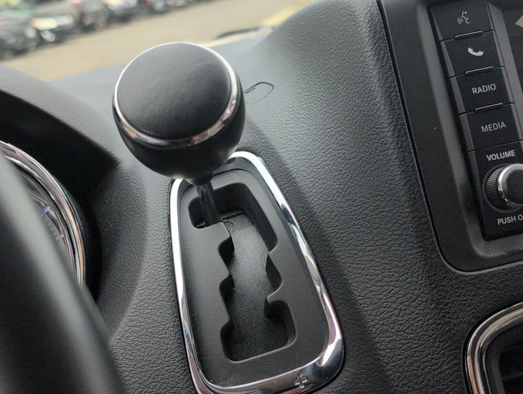 Thumbnail: 2015 Chrysler Town & Country - 31