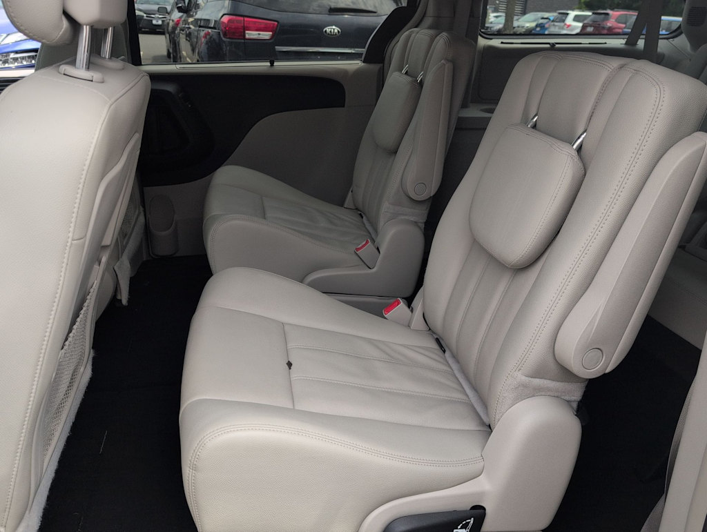 Thumbnail: 2015 Chrysler Town & Country - 25
