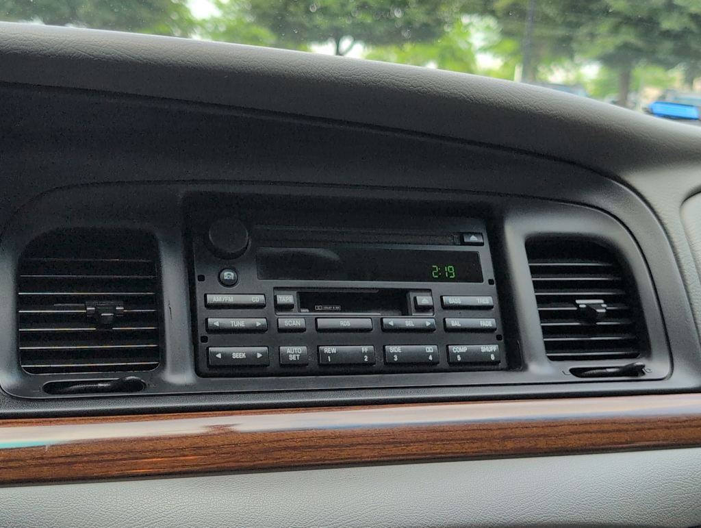 Thumbnail: 2003 Ford Crown Victoria - 14