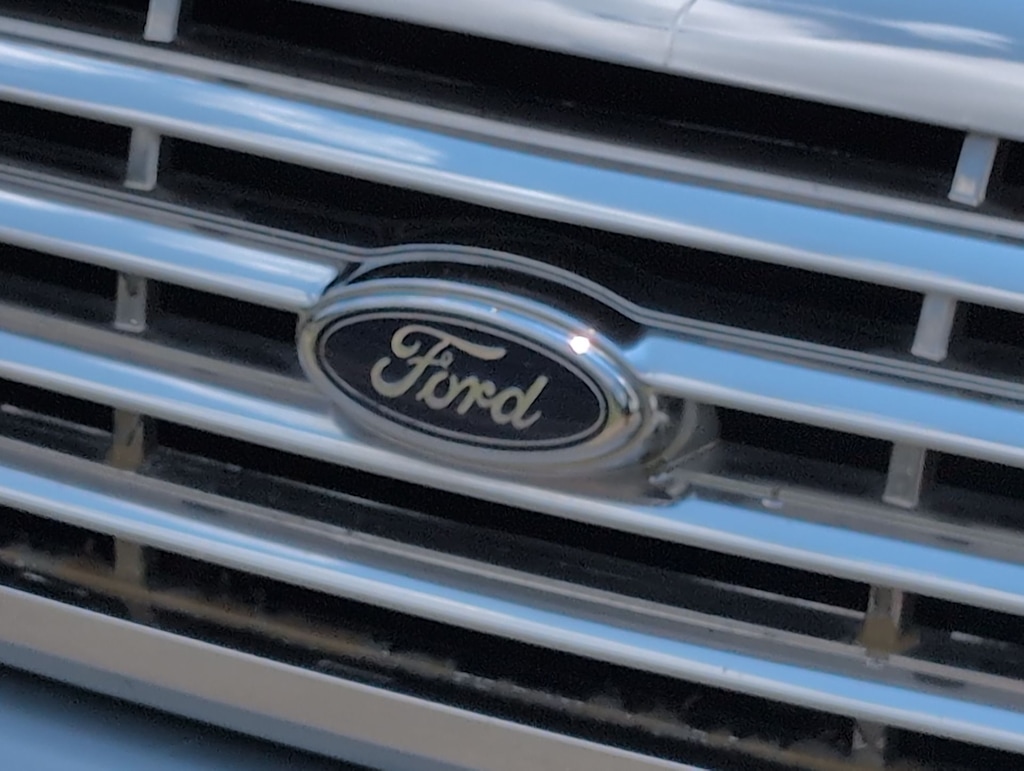 Thumbnail: 2003 Ford Crown Victoria - 7