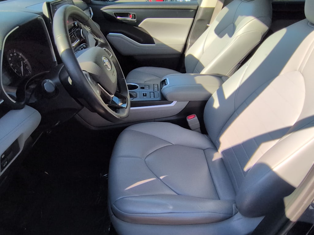 Thumbnail: 2021 Toyota Highlander - 11