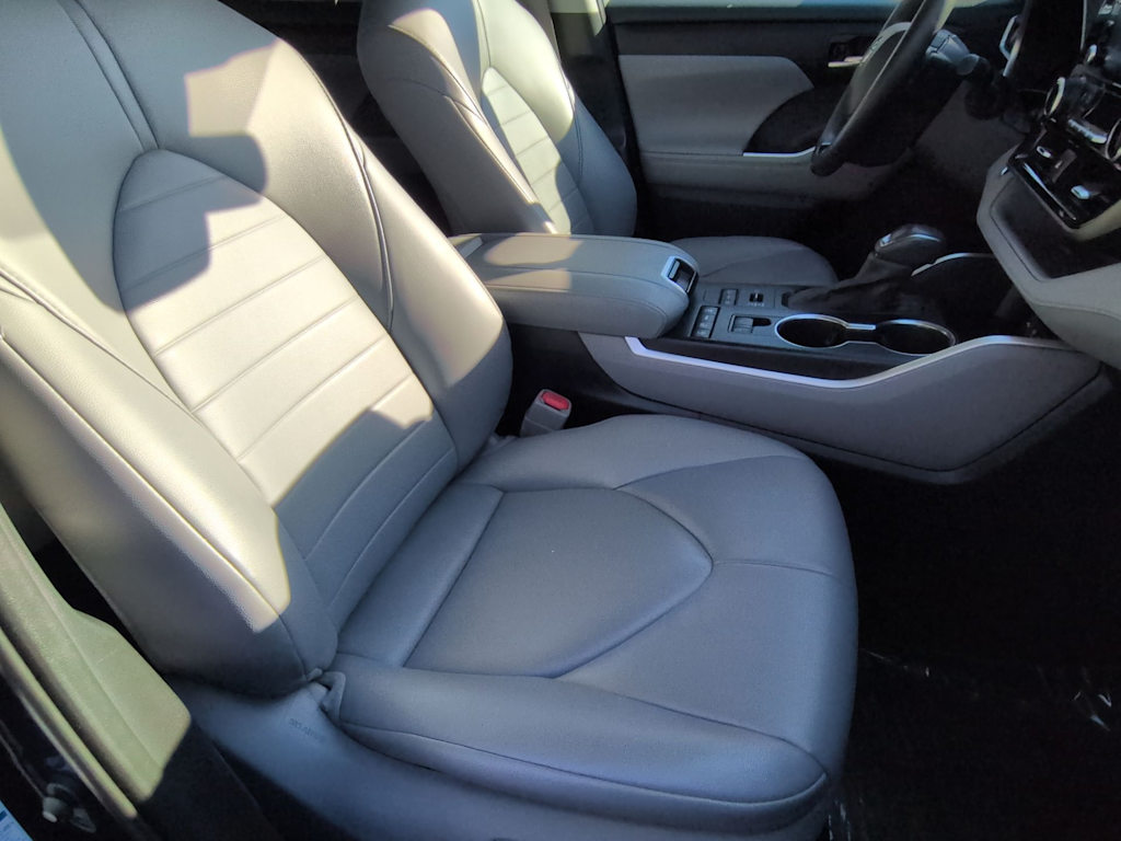 Thumbnail: 2021 Toyota Highlander - 29