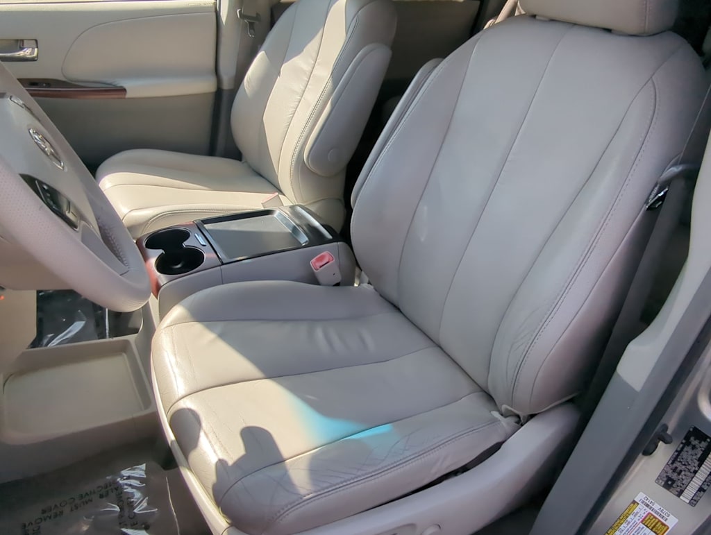 Thumbnail: 2011 Toyota Sienna - 7