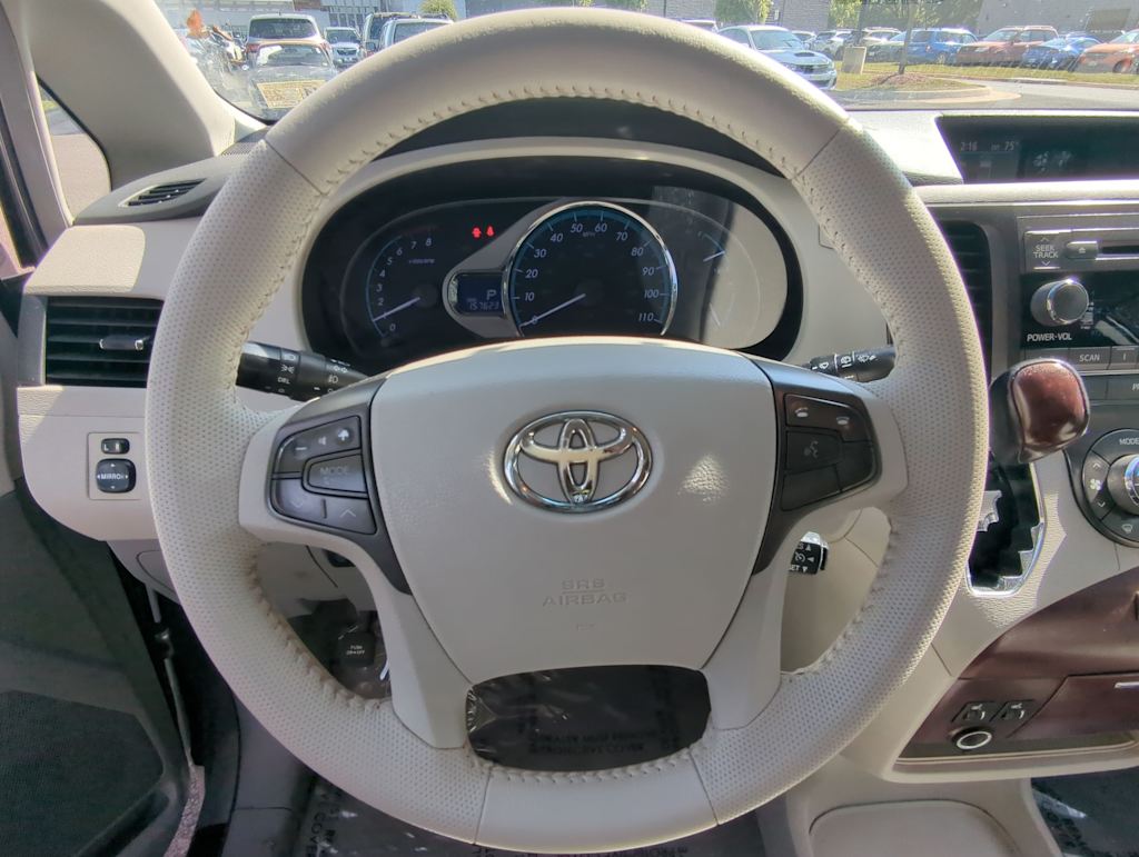 Thumbnail: 2011 Toyota Sienna - 5