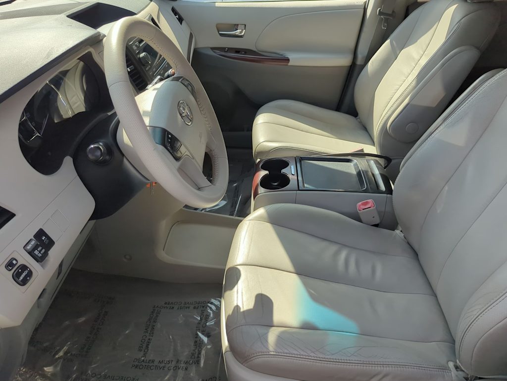Thumbnail: 2011 Toyota Sienna - 6