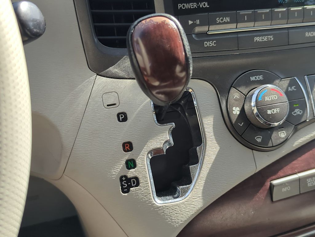 Thumbnail: 2011 Toyota Sienna - 9
