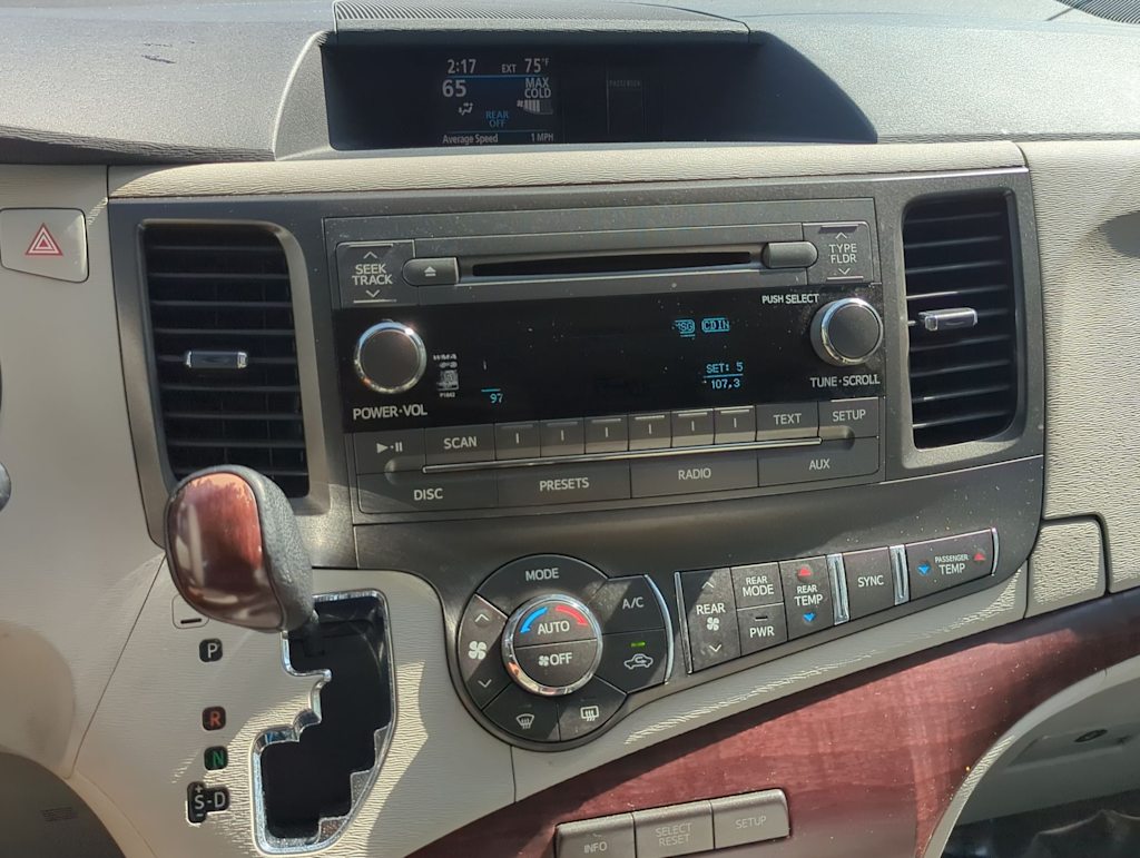 Thumbnail: 2011 Toyota Sienna - 8