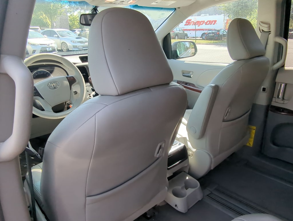 Thumbnail: 2011 Toyota Sienna - 16