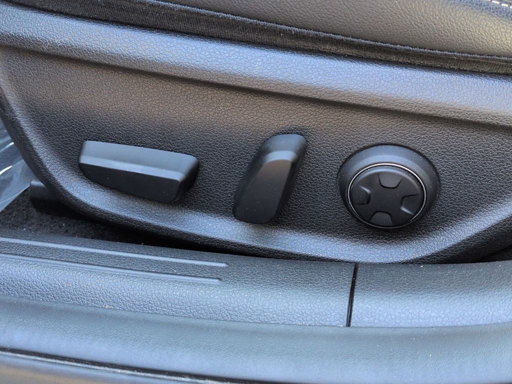 Thumbnail: 2023 Genesis G70 - 26