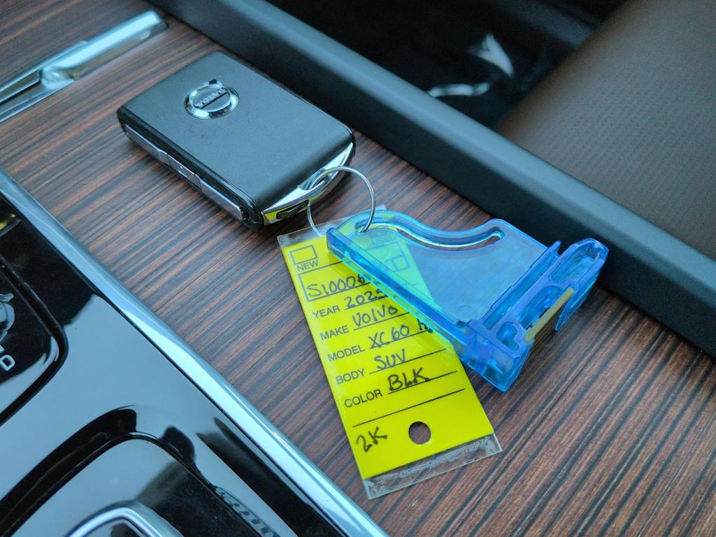 Thumbnail: 2025 Volvo XC60 - 17