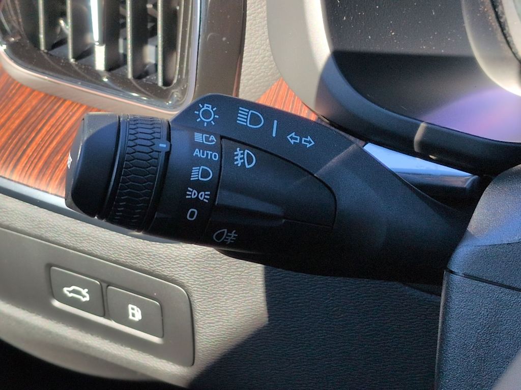 Thumbnail: 2025 Volvo XC60 - 32