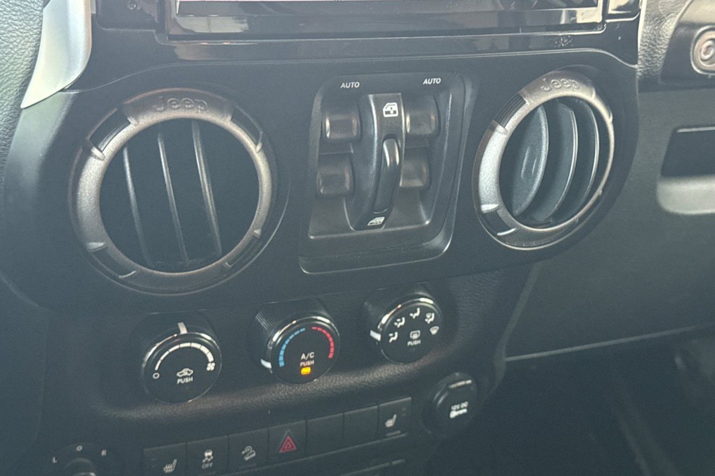 Thumbnail: 2017 Jeep Wrangler - 24