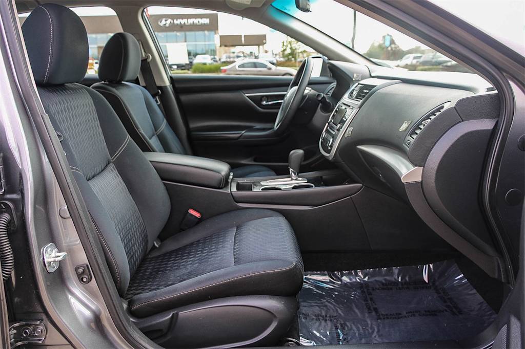 Thumbnail: 2017 Nissan Altima - 9