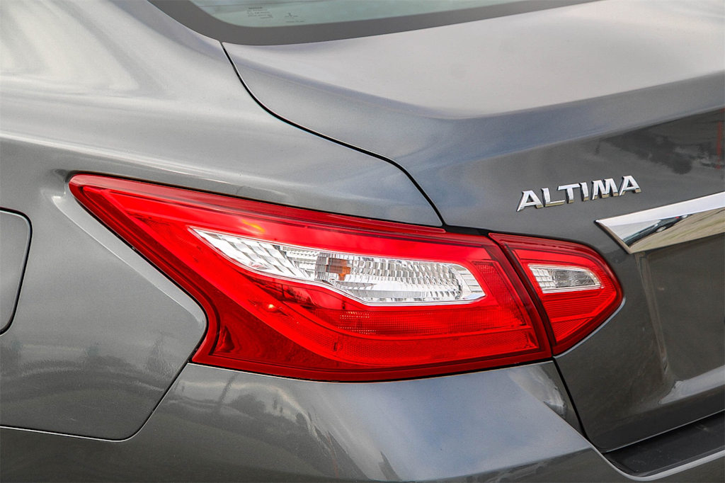 Thumbnail: 2017 Nissan Altima - 23