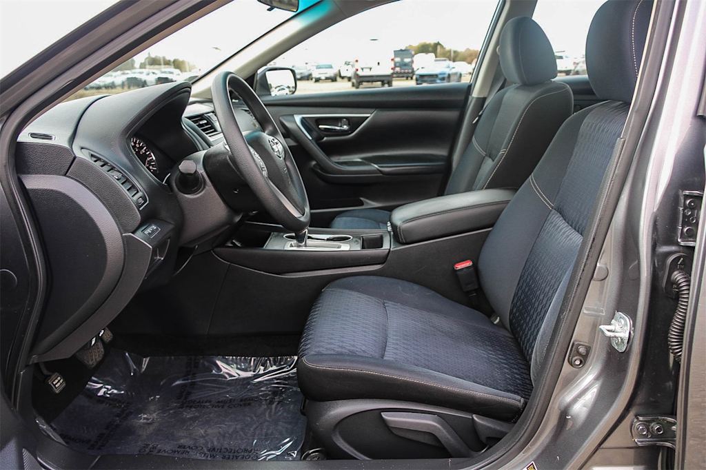 Thumbnail: 2017 Nissan Altima - 10