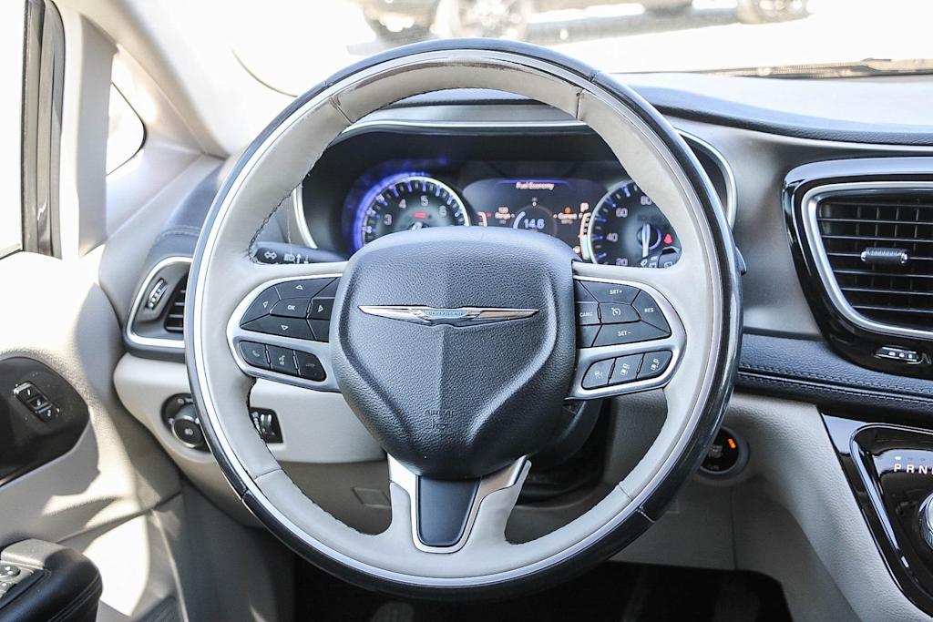 Thumbnail: 2019 Chrysler Pacifica - 9