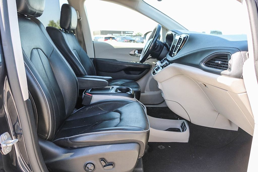 Thumbnail: 2019 Chrysler Pacifica - 10