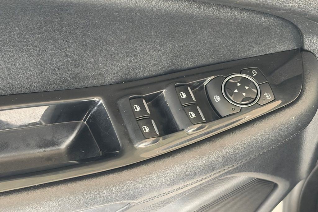 Thumbnail: 2015 Ford Edge - 21