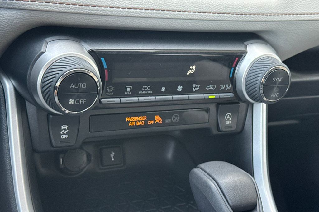 Thumbnail: 2021 Toyota RAV4 - 25