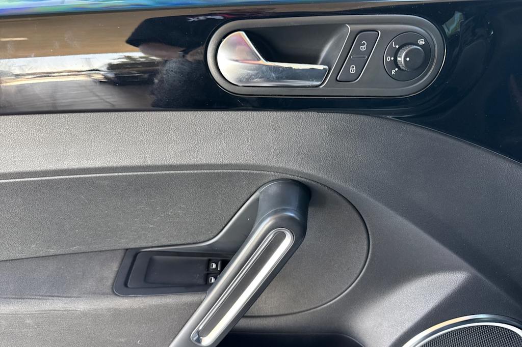 Thumbnail: 2014 Volkswagen Beetle - 19