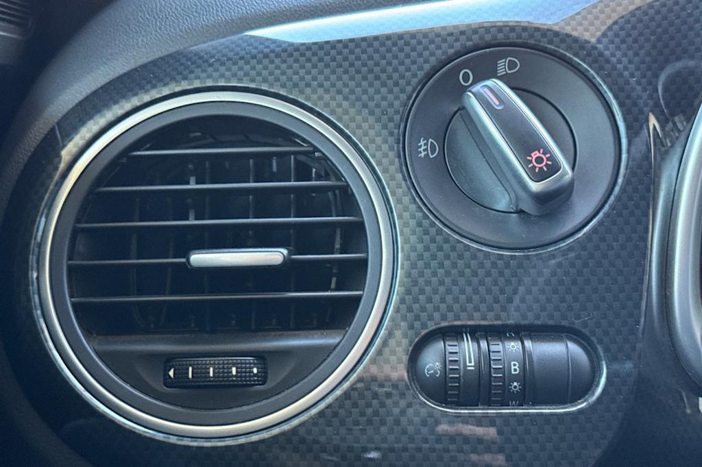 Thumbnail: 2014 Volkswagen Beetle - 29