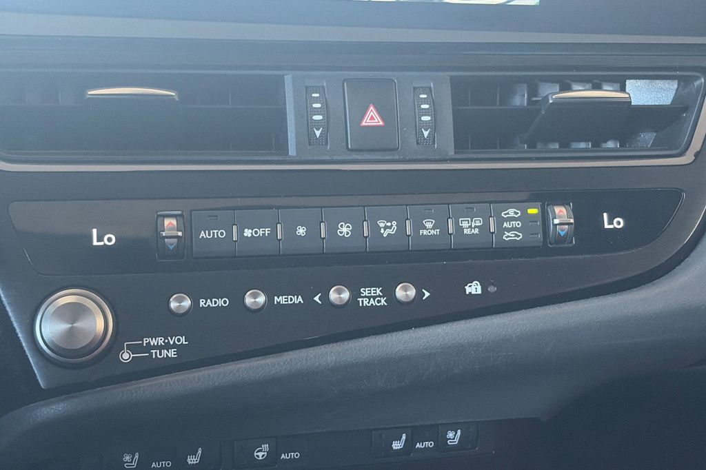Thumbnail: 2022 Lexus ES - 24